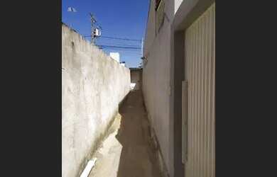 Imagem: A casa possui 3 Dormitórios, 2 Banheiros, 200m² de Área e