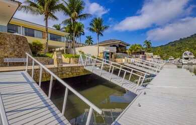 Imagem: A casa em condomínio possui 5 Dormitórios, 5 Banheiros, 5