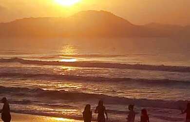 Imagem 3: Reserva de Casa na Praia de Barra do Sul Perto do Mar. Por Finais de Semana