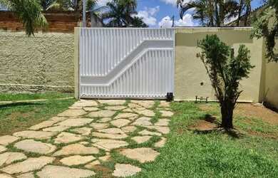 Imagem: A casa em condomínio possui 4 Dormitórios, 4 Banheiros, 450m²