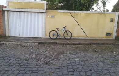 Imagem: A casa possui 3 Dormitórios, 2 Banheiros, 2 Vagas na garagem