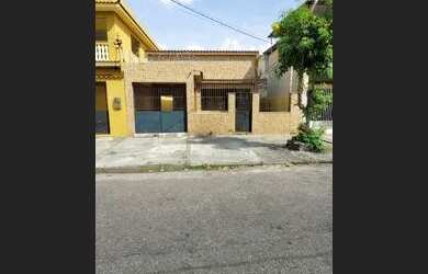 Imagem: A casa possui 3 Dormitórios, 2 Banheiros, 1 Vaga na garagem