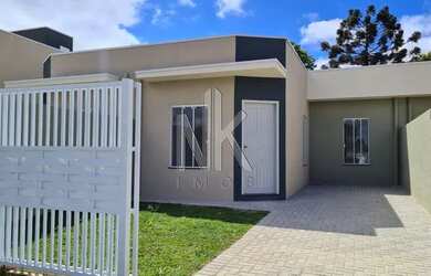 Imagem: A casa possui 3 Dormitórios, 1 Banheiro, 2 Vagas na garagem