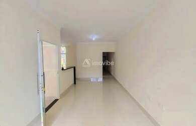 Imagem: A casa possui 2 Dormitórios, 2 Banheiros, 2 Vagas na garagem