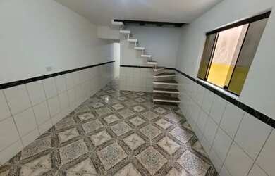 Imagem: A casa possui 3 Dormitórios, 2 Banheiros, 2 Vagas na garagem