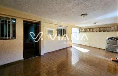 Imagem: A casa possui 3 Dormitórios, 2 Banheiros, 2 Vagas na garagem