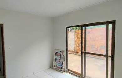 Imagem: A casa possui 4 Dormitórios, 2 Banheiros, 4 Vagas na garagem