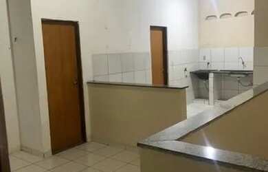 Imagem: A casa possui 3 Dormitórios e 1 Banheiro e está localizado