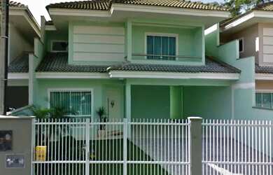 Imagem: A casa possui 3 Dormitórios, 3 Banheiros, 2 Vagas na garagem