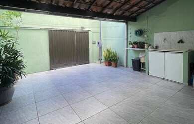 Imagem: A casa possui 2 Dormitórios, 1 Banheiro, 2 Vagas na garagem