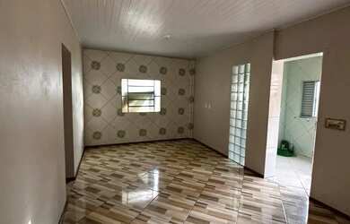 Imagem: A casa possui 3 Dormitórios, 1 Banheiro, 1 Vaga na garagem