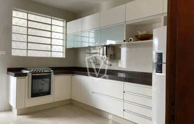 Imagem: A casa possui 3 Dormitórios, 2 Banheiros, 3 Vagas na garagem