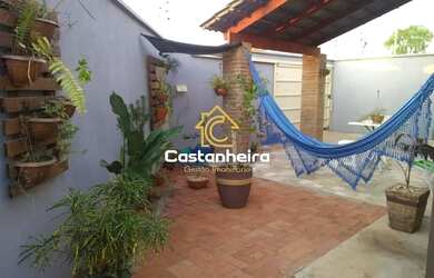 Imagem: A casa possui 3 Dormitórios, 2 Banheiros, 2 Vagas na garagem