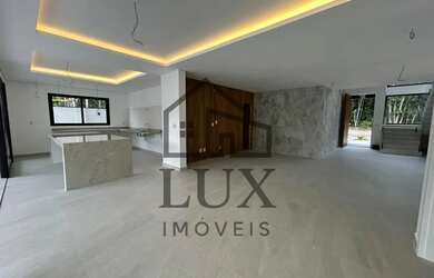 Imagem: A casa em condomínio possui 4 Dormitórios, 5 Banheiros, 5