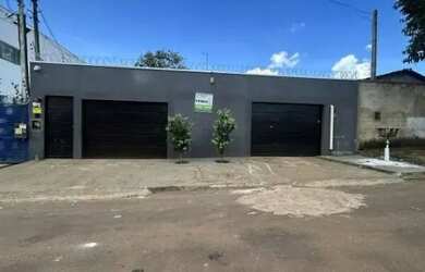 Imagem: A casa possui 2 Dormitórios, 1 Banheiro, 2 Vagas na garagem