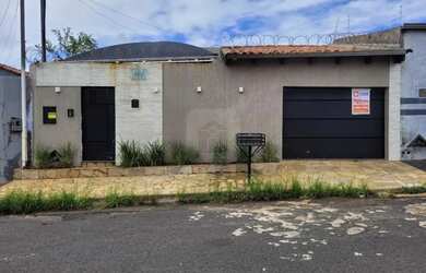 Imagem: A casa possui 4 Dormitórios, 3 Banheiros, 2 Vagas na garagem