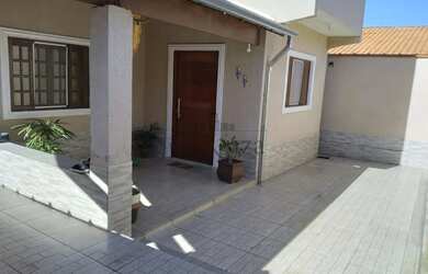 Imagem: A casa possui 5 Dormitórios, 3 Banheiros, 3 Vagas na garagem