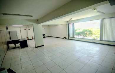 Imagem: O depósito para alugar possui e está localizado em Santo