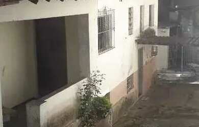 Imagem: A casa possui 2 Dormitórios, 2 Banheiros, 2 Vagas na garagem