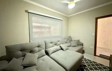 Imagem: A casa possui 3 Dormitórios, 2 Banheiros, 3 Vagas na garagem