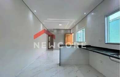 Imagem: A casa possui 3 Dormitórios, 2 Banheiros, 2 Vagas na garagem