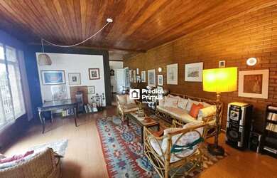 Imagem: A casa possui 3 Dormitórios, 4 Banheiros, 5 Vagas na garagem