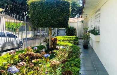 Imagem: A casa possui 3 Dormitórios, 2 Banheiros, 4 Vagas na garagem