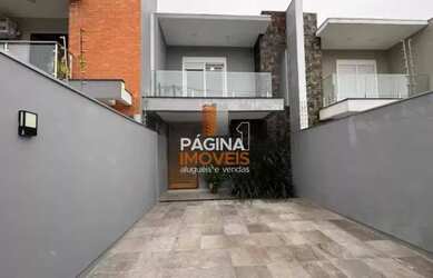 Imagem: A casa possui 3 Dormitórios, 3 Banheiros, 2 Vagas na garagem