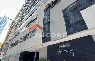 Imagem: O apartamento possui 3 Dormitórios, 1 Banheiro, 1 Vaga na garagem