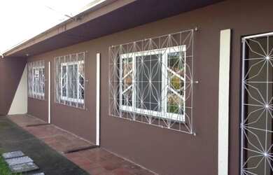 Imagem: A casa possui 3 Dormitórios, 2 Banheiros, 1 Vaga na garagem