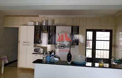 Imagem: A casa possui 3 Dormitórios, 1 Banheiro, 2 Vagas na garagem