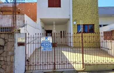 Imagem: A casa possui 2 Dormitórios, 1 Banheiro, 2 Vagas na garagem