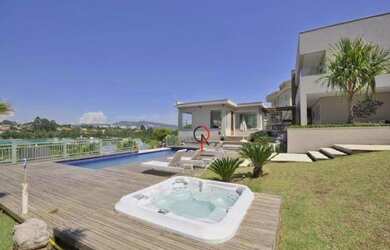 Imagem: A casa em condomínio possui 5 Dormitórios, 5 Banheiros, 5