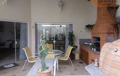 Imagem: A casa possui 4 Dormitórios, 5 Banheiros, 4 Vagas na garagem