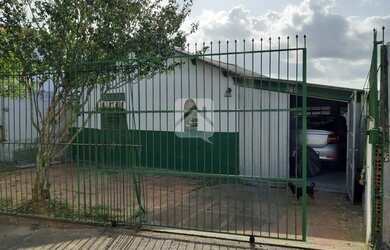 Imagem: A casa possui 3 Dormitórios, 2 Banheiros, 2 Vagas na garagem