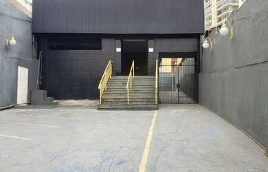 Imagem: O depósito possui 5 Vagas na garagem e 500m² de Área e está