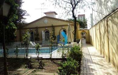 Imagem: A casa possui 4 Dormitórios, 4 Banheiros, 5 Vagas na garagem