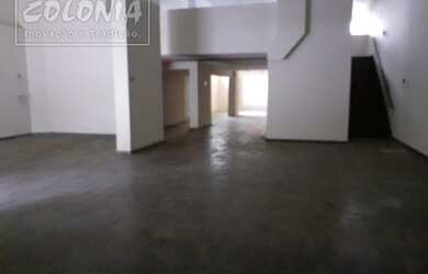 Imagem: O depósito possui 3 Vagas na garagem, 490m² de Área e está