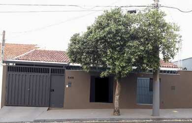 Imagem: A casa possui 2 Dormitórios, 2 Banheiros, 1 Vaga na garagem