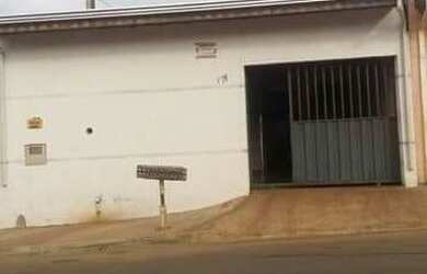 Imagem: A casa possui 2 Dormitórios, 1 Banheiro, 2 Vagas na garagem