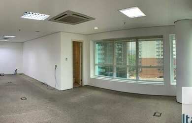 Imagem: O depósito possui 1 Vaga na garagem, 49m² de Área e está