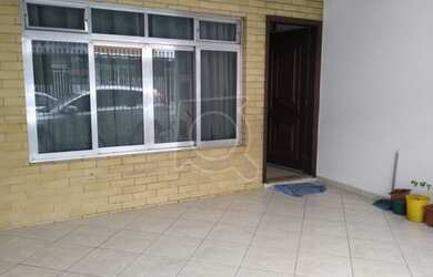 Imagem: A casa possui 3 Dormitórios, 2 Banheiros, 1 Vaga na garagem