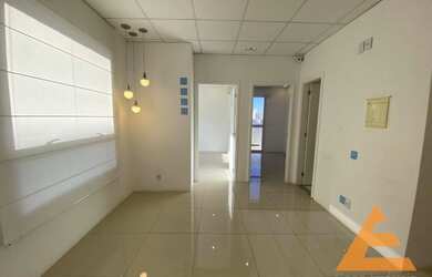 Imagem: O depósito possui 2 Vagas na garagem, 81m² de Área e está