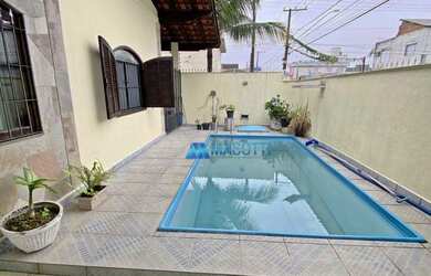 Imagem: A casa possui 3 Dormitórios, 3 Banheiros, 3 Vagas na garagem