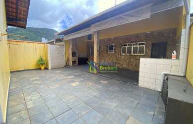 Imagem: A casa possui 3 Dormitórios, 3 Banheiros, 4 Vagas na garagem