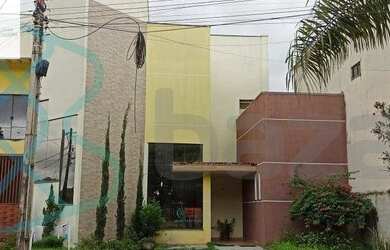 Imagem: O depósito à venda possui 3 Vagas na garagem e 573m² de Área