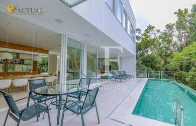 Imagem: A casa em condomínio possui 5 Dormitórios, 5 Banheiros, 5