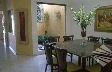 Imagem: A casa possui 3 Dormitórios, 1 Banheiro, 4 Vagas na garagem