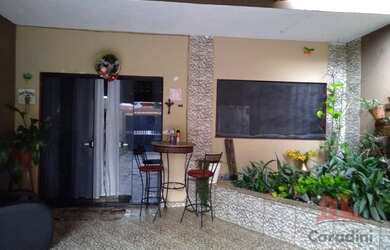 Imagem: A casa possui 4 Dormitórios, 2 Banheiros, 3 Vagas na garagem