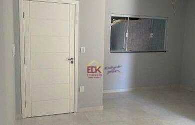 Imagem: A casa possui 2 Dormitórios, 2 Banheiros, 2 Vagas na garagem